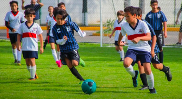colegio-con-actividades-extracurriculares-futbol